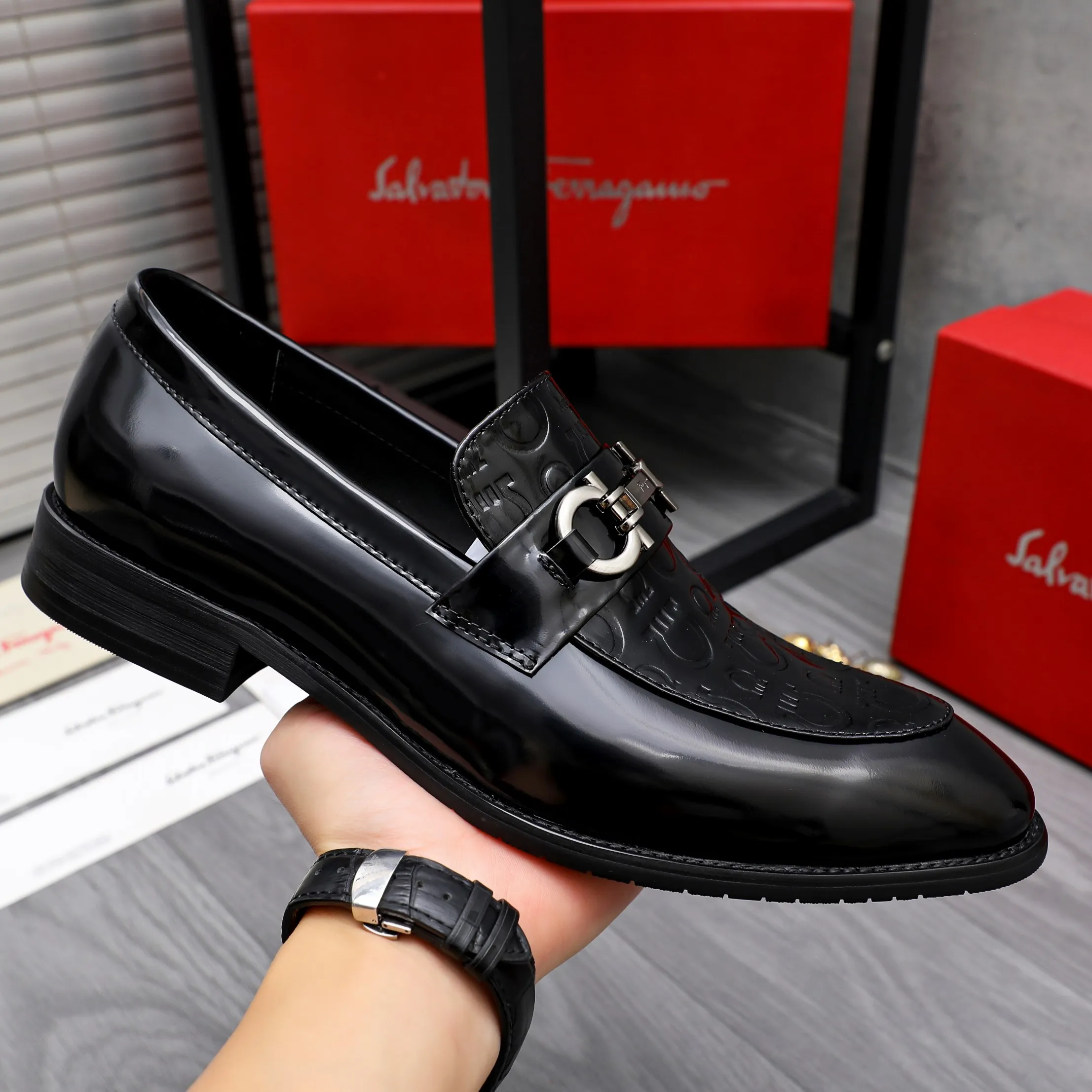 Men's shoes 💰480 Product trademark: Ferragamo " Ferragamo ] Business slip-on leather shoes Regular size: 39-44 Product materials: Selected high-quality lacquered embossed cowhide upper, cowhide lining, original outsole